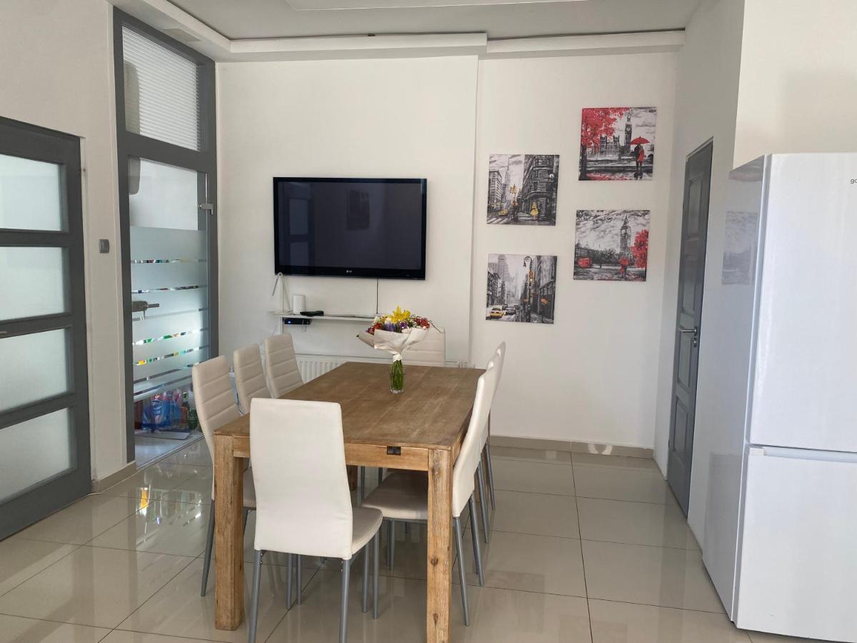 Luxury Apartment In The Centre Ac Parking Garden Budapest Luaran gambar